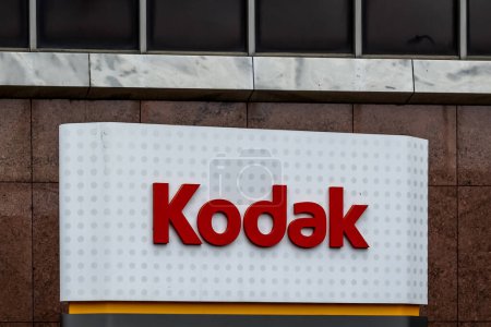 Téléchargez les photos : La signature de la société Kodak est visible de près le 3 mars 2020 devant leur siège mondial à Rochester, NY, USA. Eastman Kodak Company est une société anonyme américaine. - en image libre de droit