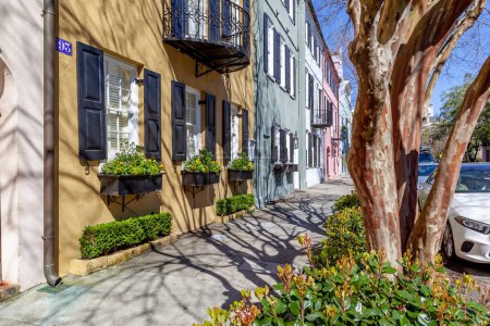 Téléchargez les photos : Rainbow Row le matin, le nom d'une série de treize maisons historiques colorées à Charleston, Caroline du Sud. - en image libre de droit