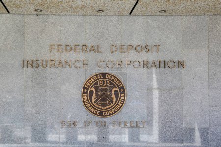 Foto de Washington D.C., EE.UU. - 1 de marzo de 2020: Firma y sello de The Federal Deposit Insurance Corporation (FDIC), una agencia federal que asegura depósitos en bancos estadounidenses y ahorros en caso de quiebras bancarias. - Imagen libre de derechos