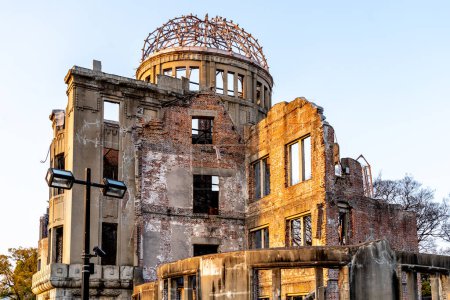 Foto de Cúpula de la bomba atómica al atardecer, parte del Parque Memorial de la Paz de Hiroshima Hiroshima, Japón y fue declarado Patrimonio de la Humanidad por la UNESCO. - Imagen libre de derechos