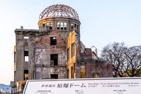 Foto de Cúpula de la bomba atómica al atardecer, parte del Parque Memorial de la Paz de Hiroshima Hiroshima, Japón y fue declarado Patrimonio de la Humanidad por la UNESCO. - Imagen libre de derechos