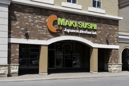 Foto de Toronto, Canadá - 9 de mayo de 2019: Un restaurante japonés Maki Sushi en Toronto, Canadá. Maki Sushi es un lugar japonés casual que sirve panecillos y sushi, pizza más comida teppanyaki. - Imagen libre de derechos