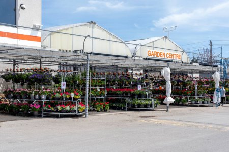 Téléchargez les photos : Toronto, Canada - Le 9 mai 2019 : Centre de jardinage d'un Home Depot à Toronto, Canada. Home Depot, Inc. est le plus grand détaillant d'améliorations domiciliaires aux États-Unis.. - en image libre de droit
