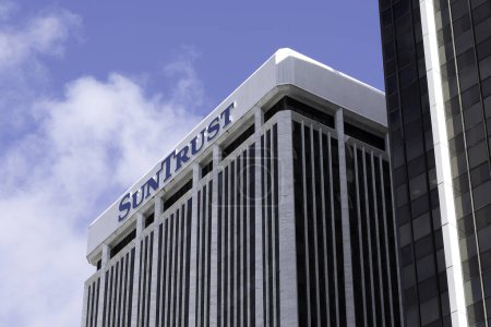 Téléchargez les photos : Miami, Floride, États-Unis - 12 mai 2019 : Bâtiment SunTrust à Maim, Floride, États-Unis. SunTrust Bank, qui a fusionné avec la banque régionale BB et T pour créer une nouvelle banque connue sous le nom de Truist - en image libre de droit