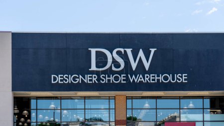Foto de Oakville, Ontario, Canadá - 14 de julio de 2019: DSW store sign in Oakville, Ontario, Canada near Toronto. DSW es un minorista de calzado americano de zapatos de marca de diseñador y nombre y accesorios de moda. - Imagen libre de derechos