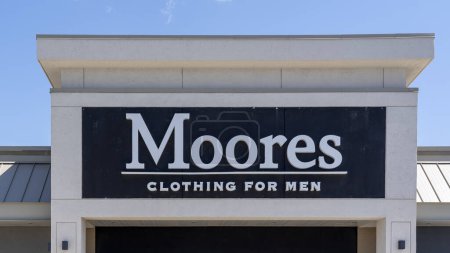 Foto de Oakville, Ontario, Canadá - 14 de julio de 2019: Moores storefront in Oakville, Ontario, Canada near Toronto. Moores es una empresa canadiense especializada en ropa de negocios y ropa formal para hombres. - Imagen libre de derechos