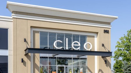 Foto de Oakville, Ontario, Canadá - 25 de julio de 2019: Cleo storefront in Oakville, Ontario, Canada. Cleo es una marca de especialidad canadiense que ofrece prendas de vestir con un enfoque en el desgaste laboral para mujeres.. - Imagen libre de derechos