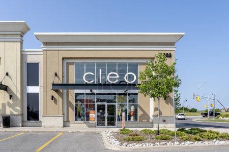 Foto de Oakville, Ontario, Canadá - 25 de julio de 2019: Cleo storefront in Oakville, Ontario, Canada. Cleo es una marca de especialidad canadiense que ofrece prendas de vestir con un enfoque en el desgaste laboral para mujeres.. - Imagen libre de derechos