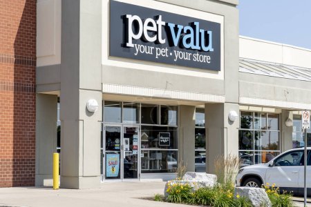 Téléchargez les photos : Oakville (Ontario), Canada - Le 25 juillet 2019 : Pet Valu vitrine à Oakville (Ontario), Canada, un détaillant canadien d'aliments et de fournitures pour animaux de compagnie et fusionné avec PetSmart, une chaîne américaine de vente au détail. - en image libre de droit