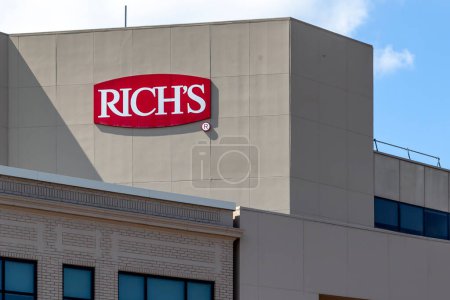 Téléchargez les photos : Buffalo, New York, États-Unis - 2 septembre 2019 : Signature de Rich Products Corporation sur le bâtiment de leur siège social à Buffalo, États-Unis. Rich est une société privée multinationale de produits alimentaires.. - en image libre de droit