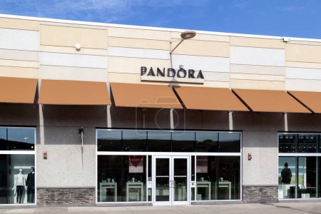 Foto de Niágara en el lago, Canadá- 10 de septiembre de 2019: Tienda Pandora en Outlet Collection en Niágara. Pandora es un fabricante internacional de joyas danesas y minorista. - Imagen libre de derechos