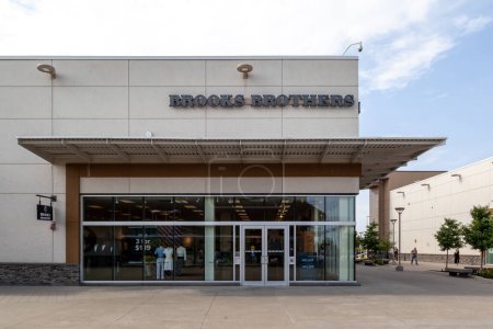 Foto de Niagara On the Lake, Canadá- 27 de junio de 2022: Brooks Brothers tienda en Outlet Collection en Niagara. Brooks Brothers es la ropa de hombre más vieja de los Estados Unidos. - Imagen libre de derechos