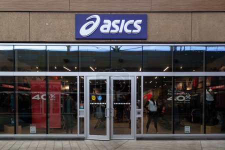 Foto de La tienda ASICS se ve en Niagara-on-the-Lake, Ontario, Canadá el 10 de septiembre de 2019. ASICS es una corporación japonesa que produce calzado y equipo deportivo. - Imagen libre de derechos