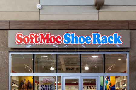 Foto de La tienda SoftMoc se ve en Niagara-on-the-Lake, Ontario, Canadá el 10 de septiembre de 2019. SoftMoc Inc. es una cadena canadiense de tiendas de zapatos. - Imagen libre de derechos