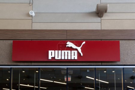 Téléchargez les photos : Le magasin PUMA se trouve à Niagara-on-the-Lake, Ontario, Canada, le 10 septembre 2019. PUMA est une société allemande conçoit et fabrique des chaussures, des vêtements et des accessoires sportifs et occasionnels. - en image libre de droit