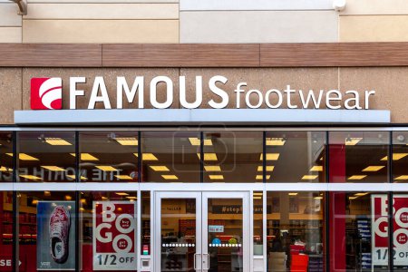 Foto de Famosa tienda de calzado se ve en Niagara-on-the-Lake, Ontario, Canadá en septiembre 10, 2019. Famous Footwear es una cadena de tiendas minoristas en los Estados Unidos que comercian con calzado de marca. - Imagen libre de derechos
