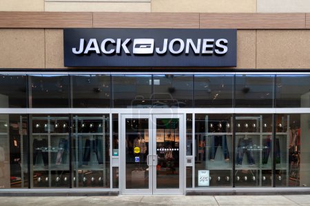 Foto de La tienda JACK JONES se encuentra en Niagara-on-the-Lake, On, Canadá el día septiembre 10, 2019. JACK JONES es uno de los principales productores europeos de ropa masculina. - Imagen libre de derechos