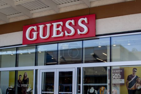 Foto de La tienda Guess se encuentra en Niagara-on-the-Lake, Ontario, Canadá el día septiembre 10, 2019. Guess es una marca de ropa y minorista estadounidense. - Imagen libre de derechos