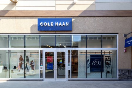 Téléchargez les photos : L'enseigne du magasin Cole Haan est visible à Niagara-on-the-Lake, On, Canada, le 10 septembre 2019. Cole Haan est une marque mondiale de chaussures et accessoires pour hommes et femmes. - en image libre de droit