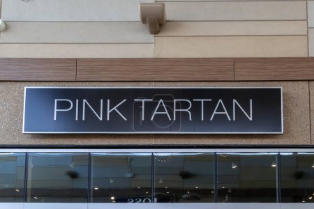 Foto de El cartel de la tienda Pink Tartan se ve en Niagara-on-the-Lake, On, Canada en septiembre 10, 2019. Pink Tartan es una marca de estilo de vida canadiense conocida por su elegante ropa deportiva.. - Imagen libre de derechos