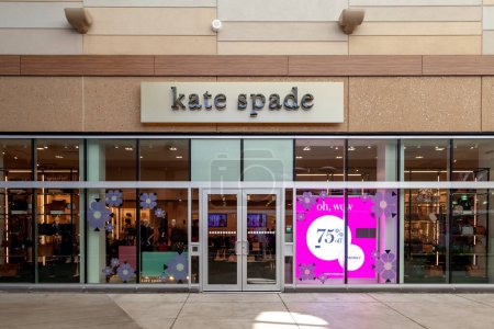 Téléchargez les photos : Le magasin Kate Spade se trouve à Niagara-on-the-Lake, On, Canada, le 10 septembre 2019. Kate Spade New York est une maison américaine de design de mode de luxe. - en image libre de droit