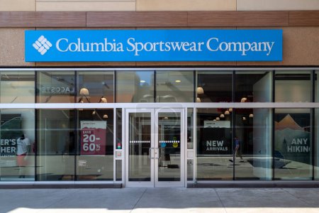 Foto de Columbia Sportswear store sign in Niagara-on-the-Lake, On, Canadá en septiembre 10, 2019. Columbia es una empresa estadounidense que fabrica y distribuye ropa de abrigo, ropa deportiva y calzado.. - Imagen libre de derechos