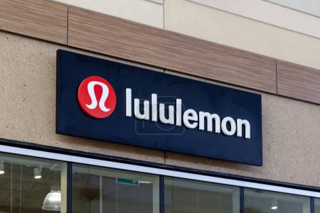 Foto de Lululemon athletica store sign is seen in Niagara-on-the-Lake, On, Canadá on septiembre 10, 2019. lululemon athletica es un minorista canadiense de ropa deportiva.. - Imagen libre de derechos