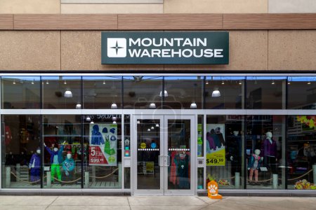 Foto de Mountain Warehouse store is seen in Niagara-on-the-Lake, On, Canadá Junio 27, 2022. Mountain Warehouse es un minorista británico que vende equipo al aire libre. - Imagen libre de derechos