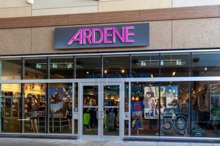 Téléchargez les photos : Le magasin Ardene se trouve à Niagara-on-the-Lake, On, Canada, le 10 septembre 2019. Ardene est un détaillant de mode rapide canadien appartenant à une famille. - en image libre de droit