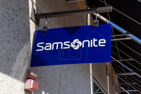 Foto de Samsonite store hanging sign is seen in Niagara-on-the-Lake, On, Canadá on septiembre 10, 2019. Samsonite International S.A. es un fabricante y minorista de equipaje, con productos. - Imagen libre de derechos