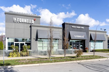 Téléchargez les photos : Richmond Hill, Ontario, Canada - Le 14 octobre 2019 : Extérieur du restaurant Il Fornello à Richmond Hill, Ontario, Canada. IL FORNELLO est un groupe de restaurants italiens décontractés canadiens. - en image libre de droit
