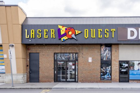 Foto de Richmond Hill, Ontario, Canadá - 14 de octubre de 2019: Un centro de búsqueda láser en Richmond Hill, Ontario, Canadá. Laser Quest es el nombre de la etiqueta láser de interior canadiense juego. - Imagen libre de derechos
