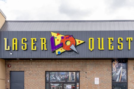 Téléchargez les photos : Richmond Hill, Ontario, Canada - Le 14 octobre 2019 : Un centre Laser Quest à Richmond Hill, Ontario, Canada. Laser Quest est le nom du jeu de lasertag intérieur canadien. - en image libre de droit