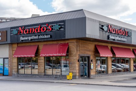 Téléchargez les photos : Richmond Hill, Ontario, Canada - Le 14 octobre 2019 : Restaurant Nando à Richmond Hill, Ontario, Canada. Nando's est une chaîne de restaurants sud-africaine spécialisée dans l'alimentation portugaise-africaine.. - en image libre de droit