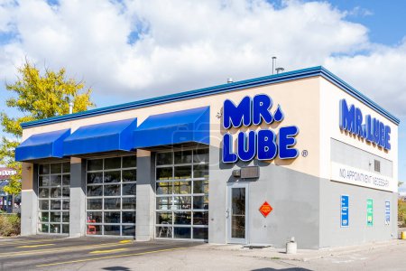 Téléchargez les photos : Richmond Hill, Ontario, Canada - Le 14 octobre 2019 : Un panneau de M. Lube est vu de près. M. Lube est une chaîne canadienne de centres de services automobiles pour les changements d'huile et l'entretien. - en image libre de droit