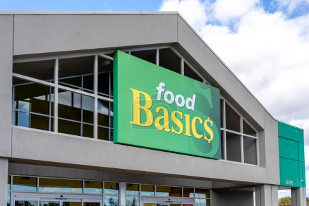 Foto de Richmond Hill, Ontario, Canadá - 14 de octubre de 2019: Exterior of a Food Basics grocery store in Richmond Hill. Food Basics Ltd. es una súper cadena canadiense propiedad de Metro Inc.. - Imagen libre de derechos