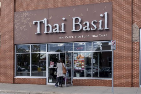 Téléchargez les photos : Richmond Hill, Ontario, Canada - Le 14 octobre 2019 : Un restaurant de basilic thaïlandais à Richmond Hill, Ontario, Canada ; Thai Basil est un restaurant canadien de livraison de nourriture thaïlandaise, de dîner et de ramassage. - en image libre de droit