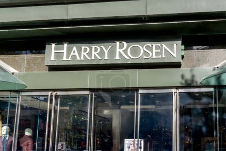Téléchargez les photos : Toronto, Canada - le 18 octobre 2019 : Harry Rosen vitrine au Bloor-Yorkville Business Area à Toronto. Harry Rosen est une marque canadienne emblématique dans les vêtements haut de gamme pour hommes. - en image libre de droit