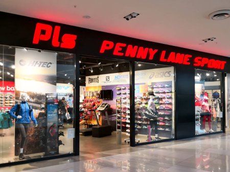 Foto de Alajuela, Costa Rica - 4 de octubre de 2018: PLS store at City Mall in Alajuela near San Jose, Costa Rica, Penny Lane Sport stores vende calzado, ropa y accesorios deportivos. - Imagen libre de derechos