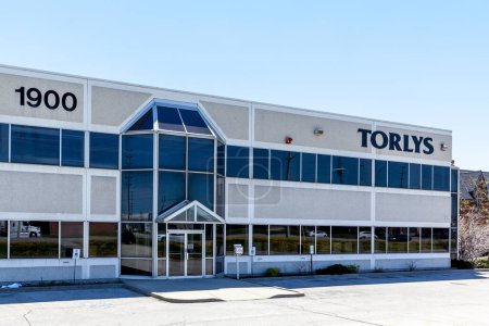 Téléchargez les photos : Mississauga, Ontario, Canada - Le 13 mai 2018 : Panneau de TORLYS sur l'immeuble du siège social à Mississauga, une entreprise privée de revêtement de sol. - en image libre de droit