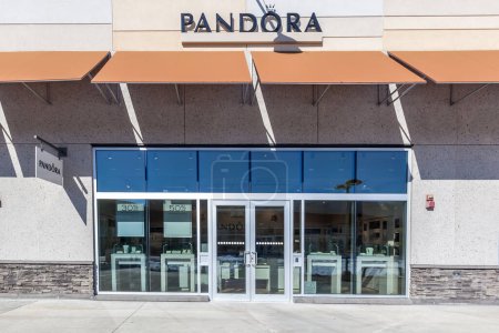 Téléchargez les photos : Niagara On the Lake, Canada- Le 4 mars 2018 : Une devanture de magasin Pandora dans Outlet Collection à Niagara. Pandora est un fabricant et détaillant international de bijoux danois. - en image libre de droit