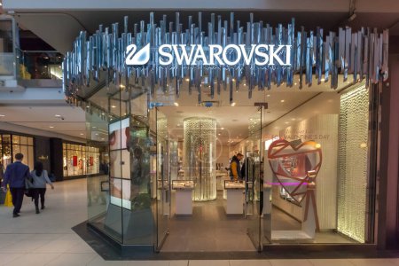 Foto de Toronto, Canadá - 10 de febrero de 2018: Tienda Swarovski en el centro comercial Eaton Centre en Toronto. Swarovski es un productor austriaco de cristal con sede en Wattens, Austria.. - Imagen libre de derechos