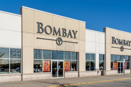 Téléchargez les photos : Richmond Hill, Ontario, Canada - 30 octobre 2018 : Vitrine de Bombay. The Bombay Company est un détaillant américain de meubles et accessoires pour la maison. - en image libre de droit
