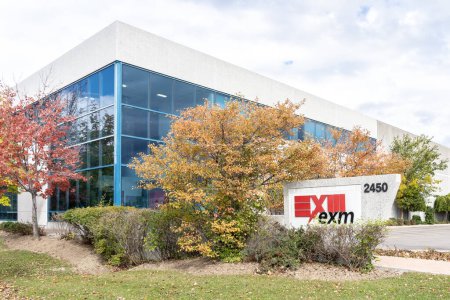 Foto de Mississauga, Ontario, Canadá- 20 de octubre de 2018: Señal de EXM Manufacturing Ltd. en Mississauga, Ontario. EXM es una empresa canadiense especializada en cerramientos personalizados. - Imagen libre de derechos