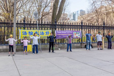Téléchargez les photos : Les pratiquants de Falun Gong présentent les exercices à l'extérieur de l'hôtel de ville de Toronto - en image libre de droit