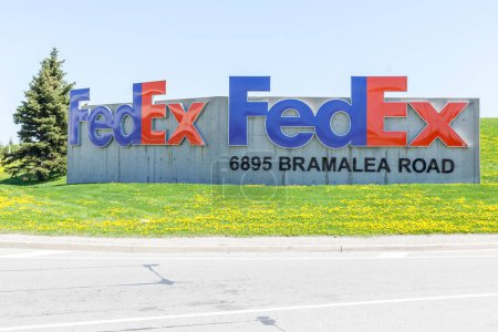 Foto de Mississauga, Ontario, Canadá - 13 de mayo de 2018: FedEx firma en FedEx Ship Centre en Mississauga, Canadá. FedEx Corporation es una empresa multinacional estadounidense de servicios de mensajería - Imagen libre de derechos