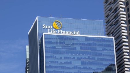 Foto de Toronto, Ontario, Canadá - 19 de junio de 2018: Sun Life Financial sede central en Toronto. Sun Life Financial es una compañía canadiense de servicios financieros. - Imagen libre de derechos