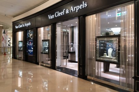 Téléchargez les photos : Taipei, Taiwan - 10 décembre 2018 : Vitrine Van Cleef & Arpels au centre commercial Taipei 101. Fondée en 1896, Van Cleef & Arpels est une entreprise française de bijoux, montres et parfums de luxe.. - en image libre de droit
