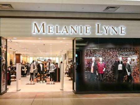 Téléchargez les photos : Toronto, Canada - le 17 décembre 2018 : Melanie lyne vitrine à Toronto. Melanie Lyne est une marque de mode canadienne. - en image libre de droit
