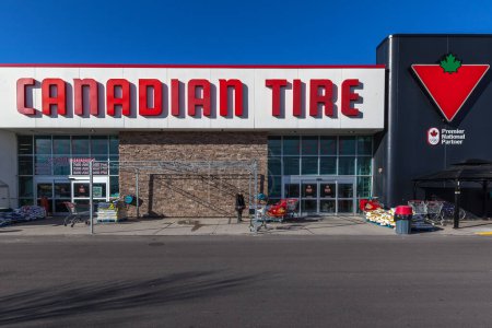 Téléchargez les photos : Richmond Hill, Ontario, Canada - Le 24 février 2018 : Vitrine Canadian Tire. Le détaillant canadien vend une vaste gamme de produits automobiles, de quincaillerie, de sport et de loisirs ainsi que de produits pour la maison.. - en image libre de droit